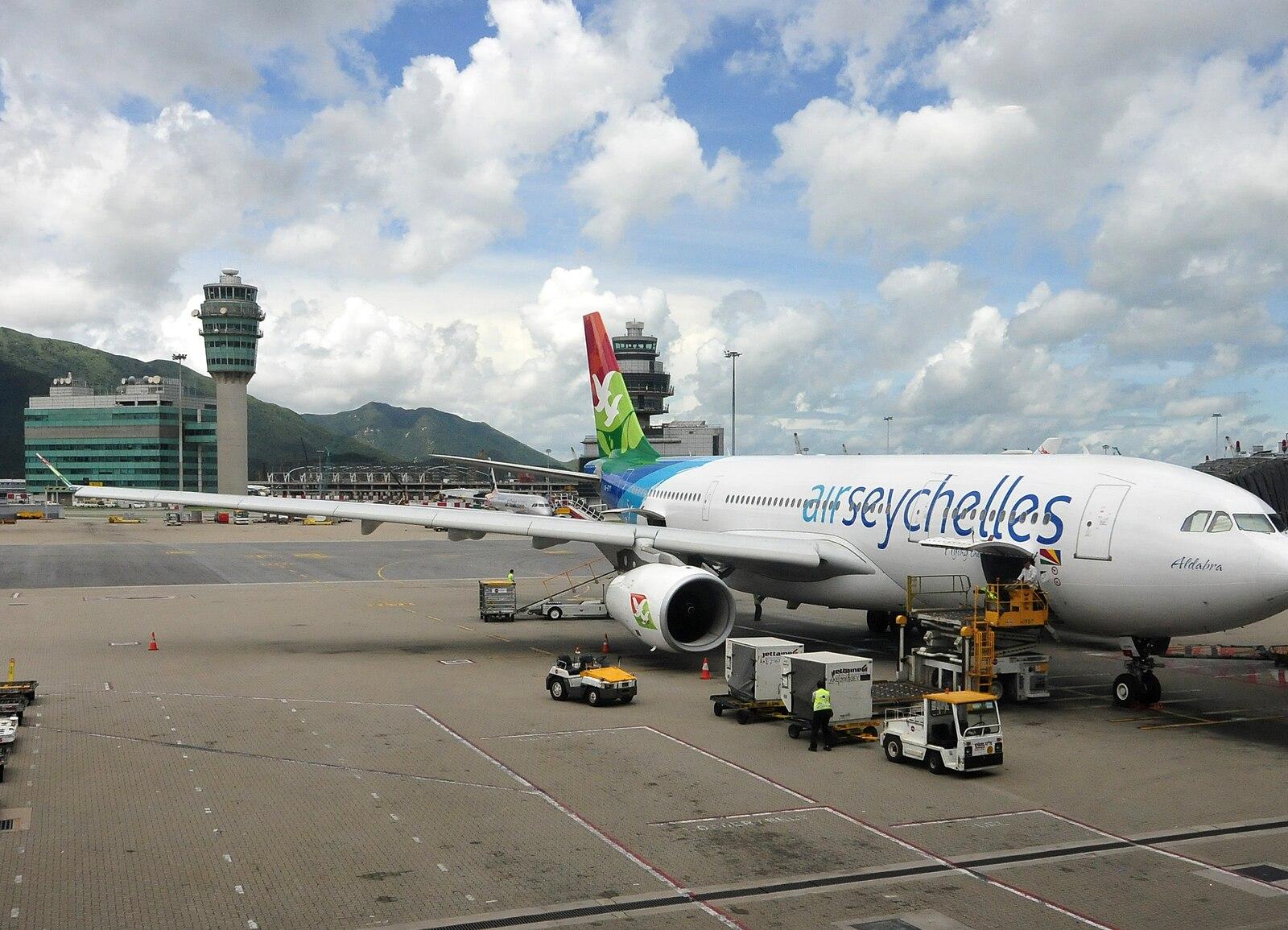 13 08 07 hongkong airport 04